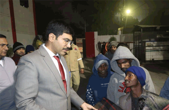 शीतलहर और ठंड को लेकर जिलाधिकारी सजग, देर रात निकले निरीक्षण पर, रैन बसेरों में देखी व्यवस्थाएं