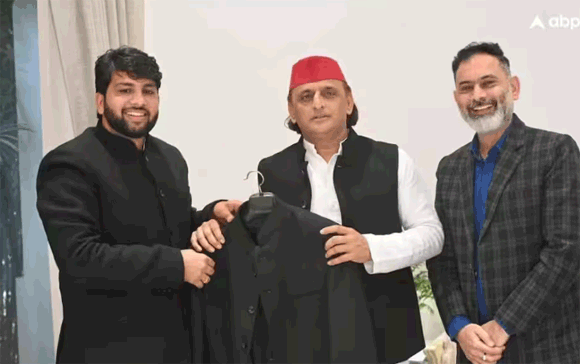 अखिलेश यादव को पसंद आया था जो काला कोट, जल्द बनेगा, नाप लेने सपा कार्यकर्ता के साथ पहुंचा दर्जी
