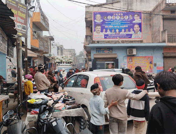 प्रशासन की उदासीनता से तहसील मुख्यालय पर सडक पर लगा रहता है जाम