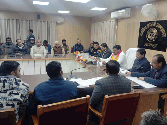 उत्तर प्रदेश मत्स्य जीवी सहकारी संघ लि0 के सभापति ने की सर्किट हाउस में विभागीय कार्यों की समीक्षा