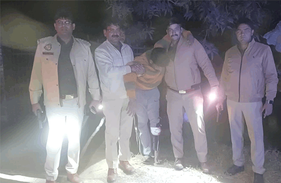 पुलिस ने हाफ एनकाउंटर करके पंदहर हजार के इनामी बदमाश को पकडा, चारी का एक अन्य आरोपी पकडा गया