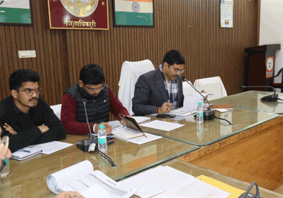 जिलाधिकारी की अध्यक्षता में हुई सीएम डैश बोर्ड पर विकास कार्यों की बैठक