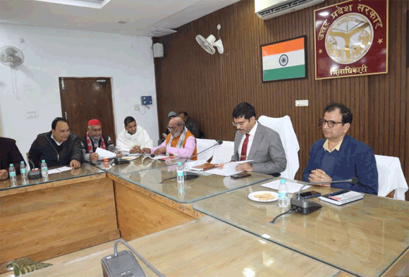 जिला निर्वाचन अधिकारी की अध्यक्षता में राजनैतिक दलों के प्रतिनिधियों के साथ हुई बैठक