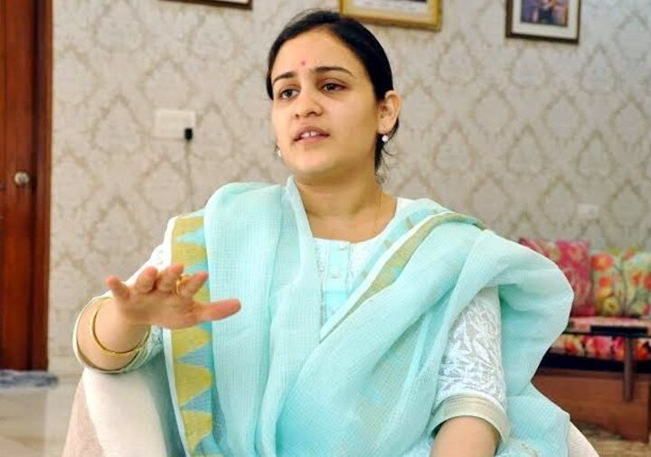 लखनऊ कार कांड में नया मोड़, महिला आयोग ने लिया संज्ञान; धर्मांतरण के आरोप की भी जांच