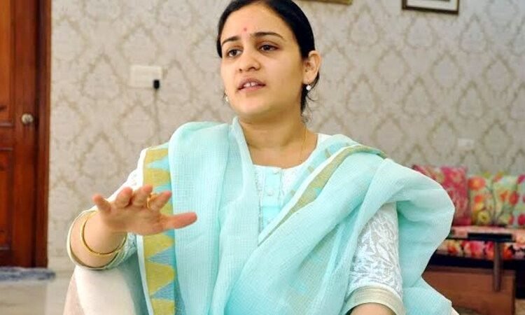 नीतीश कुमार के वीडियो पर संजय निषाद का विवादित बयान, अपर्णा यादव भड़कीं, ‘किसी को…’