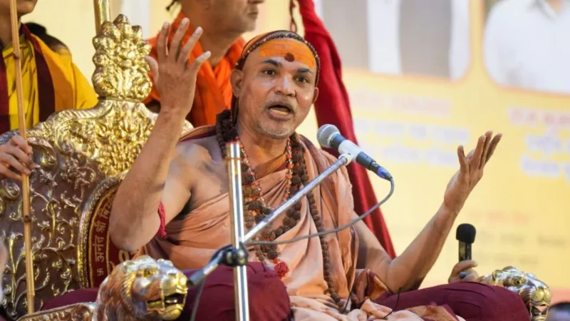 नीतीश कुमार ने हटाया मुस्लिम महिला का हिजाब तो भड़के शंकराचार्य अविमुक्तेश्वरानंद, कहा- ‘उनकी मानसिक स्थिति…’