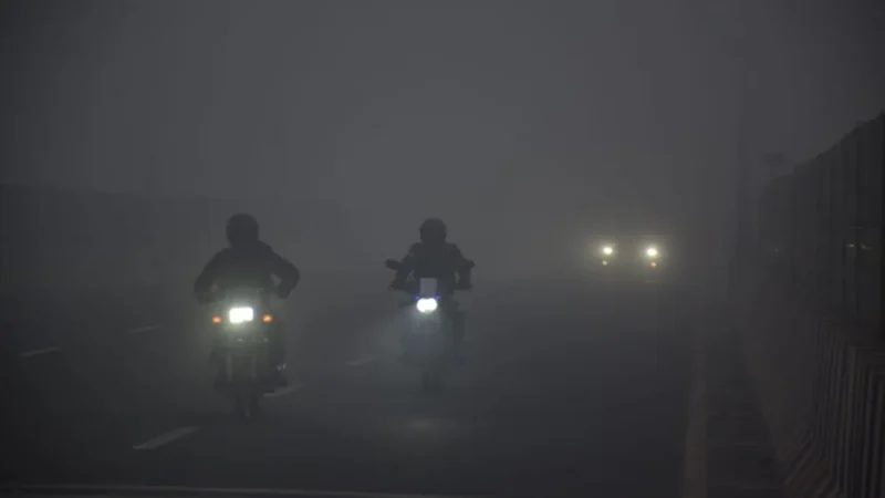 दिल्ली में प्रदूषण और कोहरे का डबल अटैक, नए साल पर बारिश से राहत की उम्मीद; IMD का ऑरेंज अलर्ट