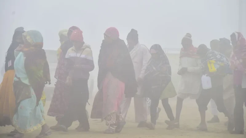 25 दिसंबर का मौसमः कड़ाके की ठंड के बीच देश के इन हिस्सों में बारिश की चेतावनी, यहां पर छाई घने कोहरे की चादर