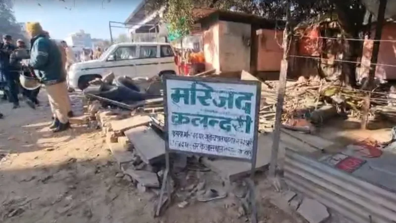 मस्जिद के बाहर से पत्थर हटाने को लेकर बवाल, मुस्लिमों ने किया पथराव, पुलिस ने दागे आंसू गैस के गोले