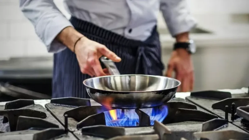 सस्ती हुई रसोई गैस, IGL ने PNG के दामों में कटौती की घोषणा- जानें दिल्ली, गुरुग्राम, नोएडा में क्या होंगी नई कीमतें