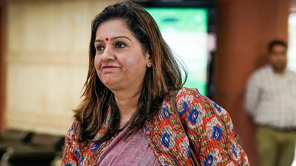 नवनीत राणा के बयान पर प्रियंका चतुर्वेदी- पहले अपने पति से जाकर बात करें, वह भी बच्चे बढ़ाएं