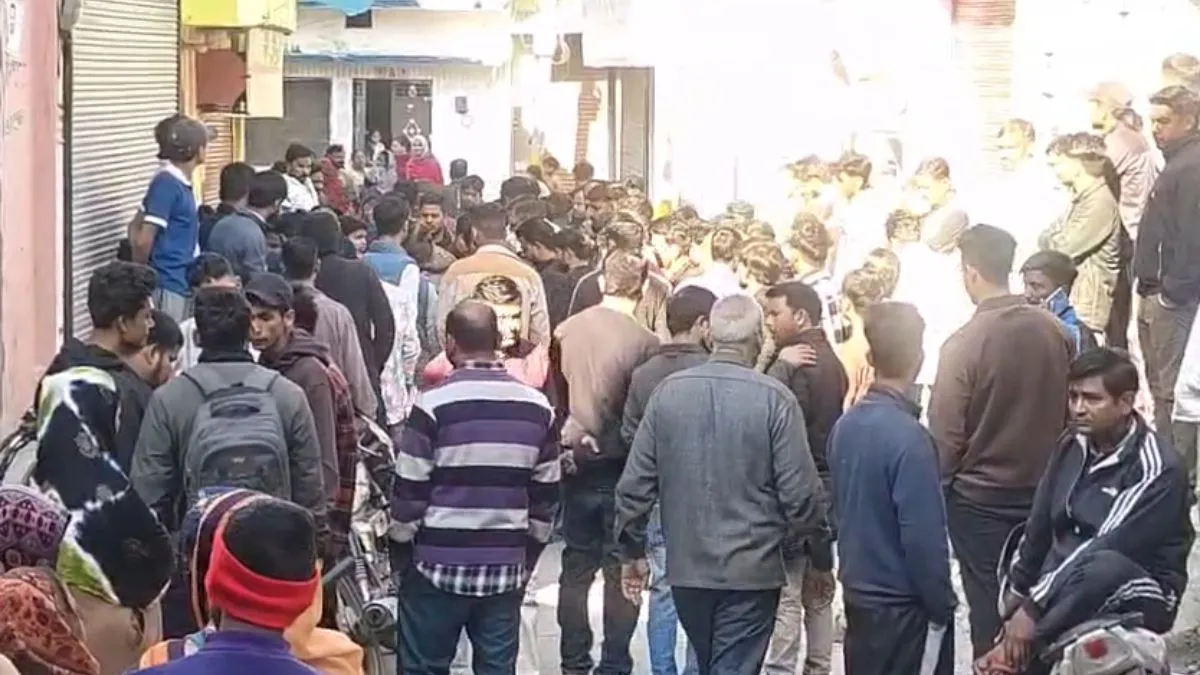 उत्तराखंड के खटीमा में बड़ा बवाल, युवक की हत्या के बाद आक्रोशित लोगों ने दुकानों में लगाई आग, धारा 163 लागू