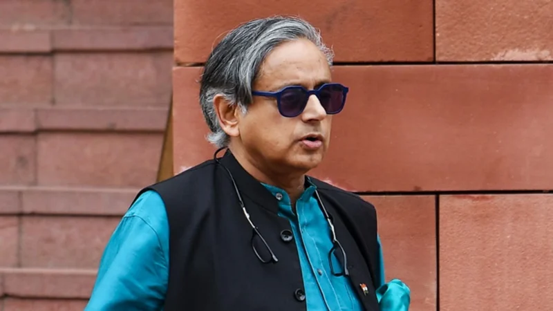 बिना पूछे कैसे दे दिया? ‘वीर सावरकर’ अवॉर्ड के ऐलान पर शशि थरूर ने खुद बताई सच्चाई