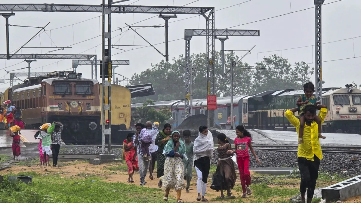 इंडिगो फ्लाइट कैंसिल होने से बवाल, रेलवे ने संभाला मोर्चा, 37 ट्रेनों में 116 नए कोच जोड़े