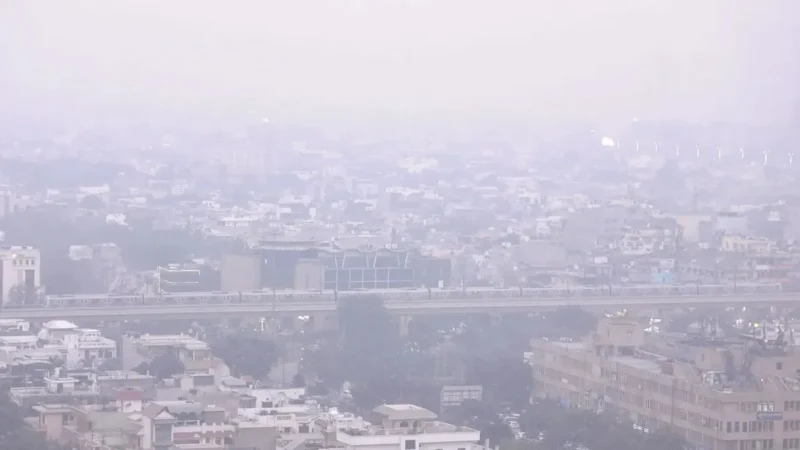 दिल्ली में दमघोंटू हवा ने जीना किया दूभर! ओवर ऑल एक्यूआई 355, पाबंदियों के बावजूद प्रदूषण में सुधार नहीं