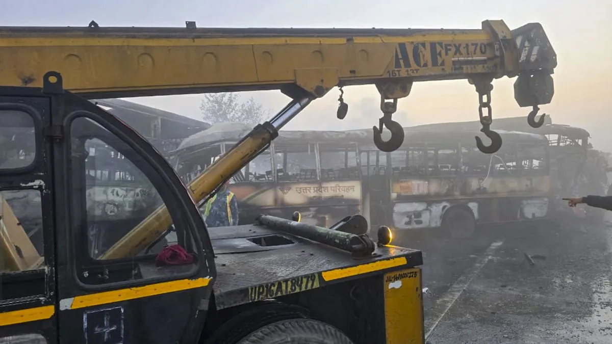 यूपी में घने कोहरे ने ली 15 लोगों की जान, कई यात्री घायल, अलग-अलग जिलों में बसों-कारों के टकराने से बड़ा हादसा