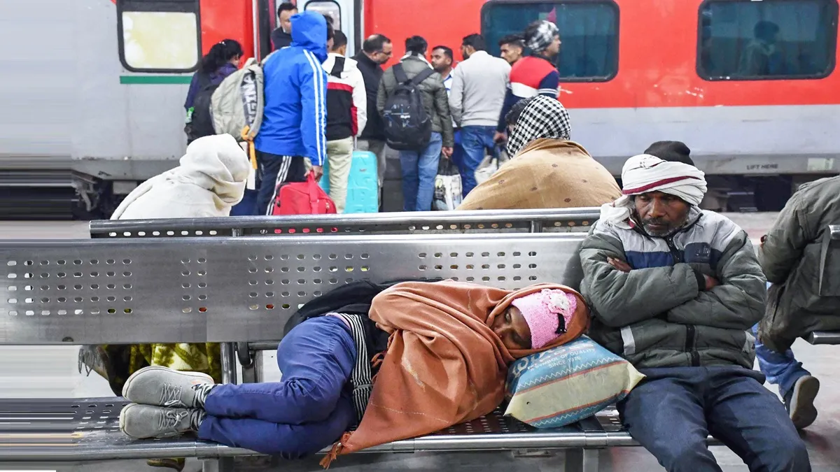 उत्तर भारत में ठंड का कहर: दिल्ली-यूपी समेत कई राज्यों में भीषण शीतलहर का अलर्ट, दक्षिण में बारिश की चेतावनी