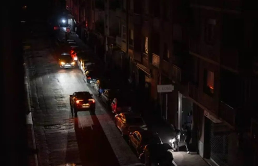 यूपी के सभी 75 जिलों में आज ब्लैकआउट! 10 मिनट तक छाया रहेगा अंधेरा, कटेगी बिजली, बजेंगे सायरन और…