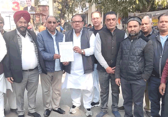 कांग्रेसजनों ने जिलाधिकारी को ज्ञापन सौंपकर की समस्याओं के समाधान की मांग