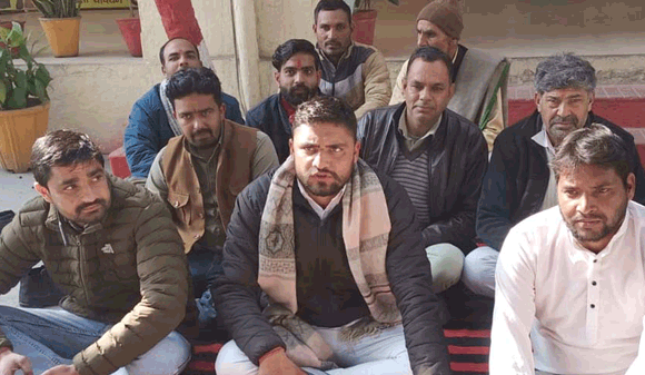 प्रयागराज मेले की घटना के विरोध में युवा एकता सेवा समिति ने किया प्रदर्शन, भूख हड़ताल पर बैठे आशीष सैनी