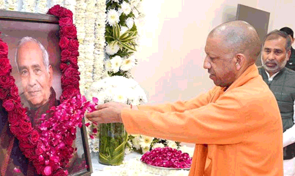 मुख्यमंत्री योगी ने लोनिवि राज्य मंत्री के पिता के चित्र पर पुष्प अर्पित कर दी श्रद्धांजलि दी