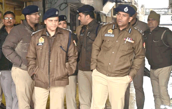 कैरटलेन ज्वैलरी शोरूम में छत के रास्ते करोड़ों की चोरी, डीआईजी व एसएसपी ने किया घटनास्थल का निरीक्षण