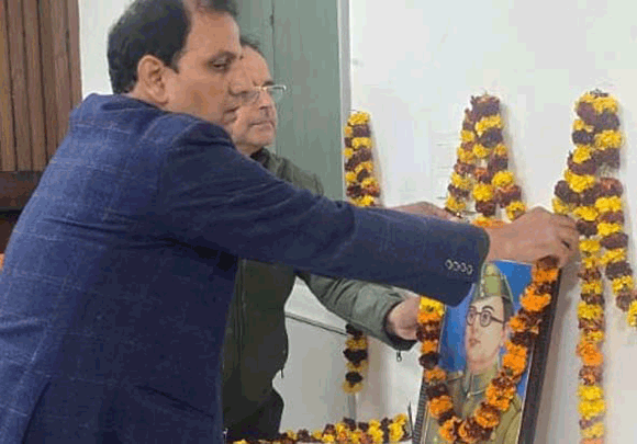 सरकारी कार्यालयों में मनाई गई नेताजी सुभाष चंद्र बोस की जयंती