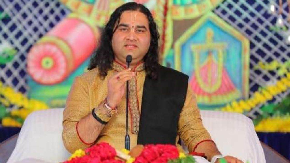 देवकीनंदन ठाकुर ने की AMU में मंदिर बनाने की मांग, कहा- ‘तिलक नहीं तो टोपी भी नहीं लगा सकते’