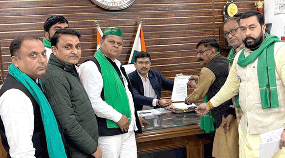 जनसमस्याओं को लेकर भारतीय किसान यूनियन रक्षक का कलेक्ट्रेट पर प्रदर्शन, डीएम को सौंपा ज्ञापन