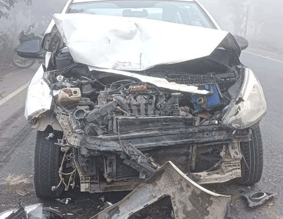 कार-ऑटो की डंपर के साथ भिड़ंत में स्वास्थ्य कर्मी महिला की मौत एवं कार सवार शिक्षिकाओं सहित आठ घायल