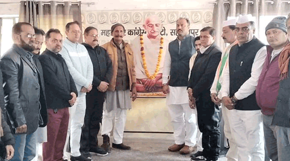 महात्मा गांधी की पुण्यतिथि पर कांग्रेस ने दी श्रद्धांजलि, सरकार की नीतियों पर उठाए सवाल