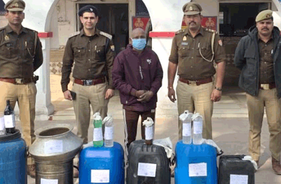 आबकारी विभाग टीम ने एक आरोपी को अवैध शराब बनाते किया गिरफ्तार