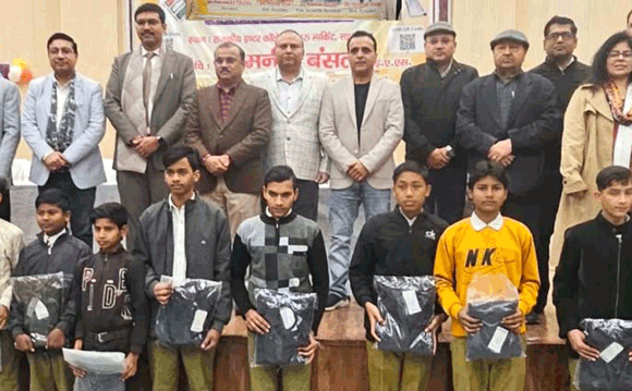 आईएमए ने विभिन्न विद्यालयों में बच्चों को किए स्वेटर्श वितरित