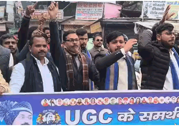 अलंकार अग्निहोत्री के विरोध में भीम आर्मी ने खोला मोर्चा, कलेक्ट्रेट परिसर का किया घेराव