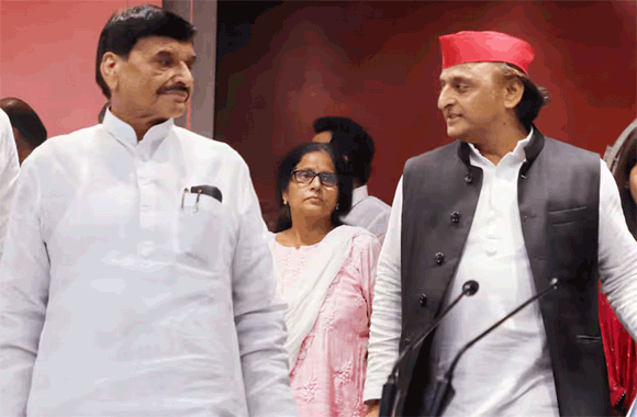 शंकराचार्य मामले में चाचा-भतीजा ने एक साथ योगी सरकार पर बोला बड़ा जुबानी हमला, कहा- अहंकार तो रावण का नहीं बचा