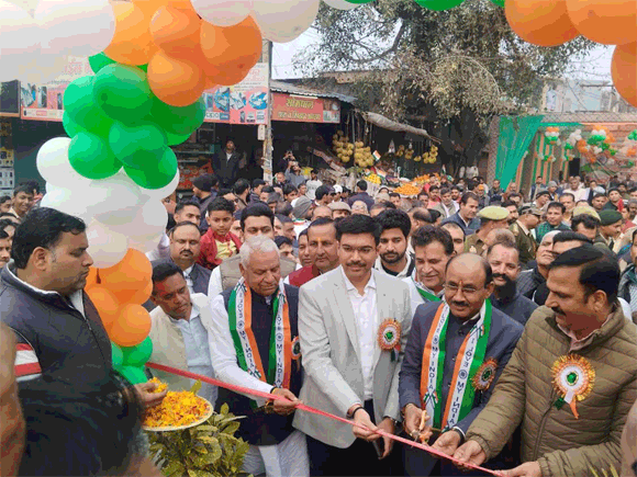 नगर मे 111 फिट उंचे तिरंगे का जिलाधिकारी मनीष बंसल ने किया लोकापार्ण