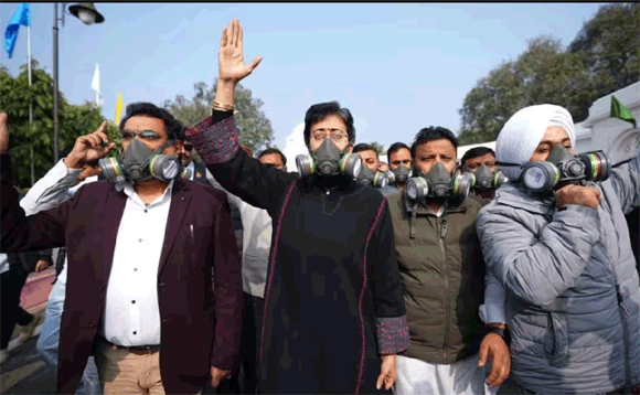 प्रदूषण को लेकर AAP विधायकों का मास्क लगाकर प्रदर्शन, आतिशी बोलीं- बीजेपी एक्सपोज हुई