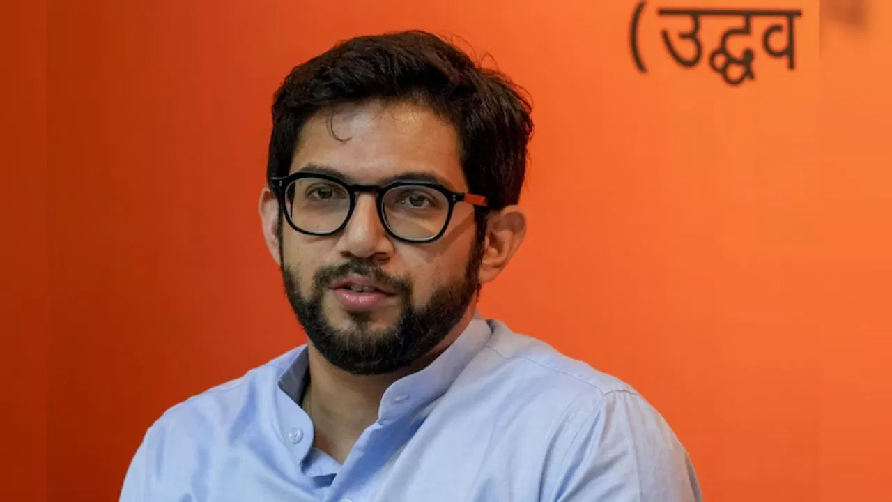 CM फडणवीस के दावोस दौरे पर आदित्य ठाकरे का हमला, बोले- ‘यह बिल्डरों से मिलने की जगह नहीं’