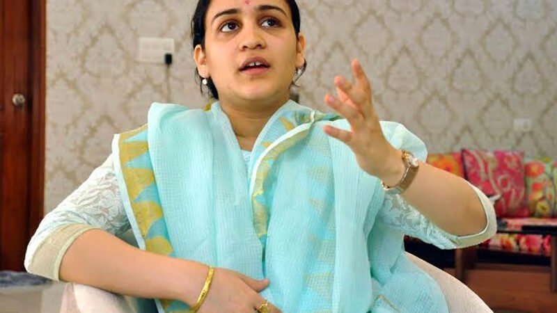 गंगा स्‍नान के लिए हरिद्वार पहुंचीं अपर्णा यादव, तलाक के सवाल भड़कीं