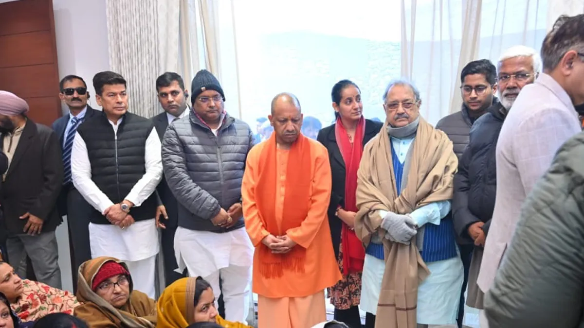 भावुक हुए CM योगी: दिवंगत विधायक श्याम बिहारी लाल को दी श्रद्धांजलि, परिजनों से मिलकर बंधाया ढांढस