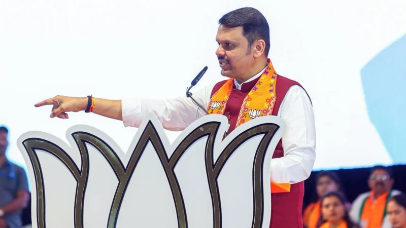 हिंदुत्व हमारी ‘आत्मा’, वोट के लिए दिखावा नहीं करते- Fadnavis का Uddhav पर हमला