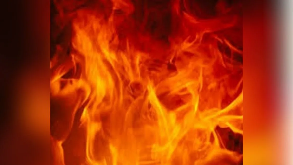 दिल्ली मेट्रो के स्टाफ क्वार्टर में लगी भीषण आग, पति-पत्नी और मासूम बच्ची के जले हुए शव बरामद