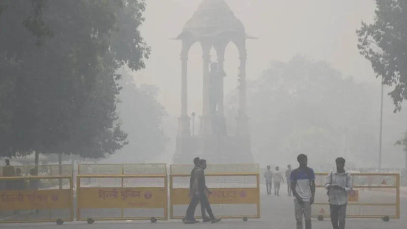 दिल्ली की हवा ‘बेहद खराब’, रेड जोन में ज्यादातर इलाकों का AQI; देशभर में कोहरा कहीं कम तो कहीं ज्यादा