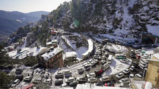 हिमाचल में 835 सड़कें बंद, 24 घंटे का जाम… पर्यटकों के लिए आफत बनी स्नोफॉल, आज फिर बारिश-बर्फबारी का अलर्ट