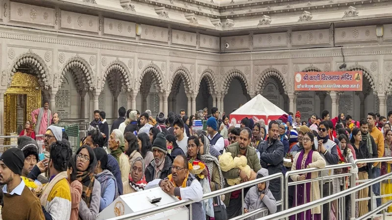 काशी-अयोध्या में 3 KM लंबी लाइनें, खाटूश्यामजी में घंटों इंतजार के बाद दर्शन; नए साल पर देशभर के मंदिरों में लगा भक्तों तांता