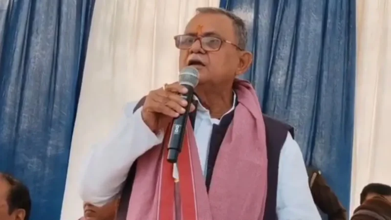 ‘मन करता है मंत्री को मंच से नीचे फेंक दूं…’ सपा सांसद के बिगड़े बोल