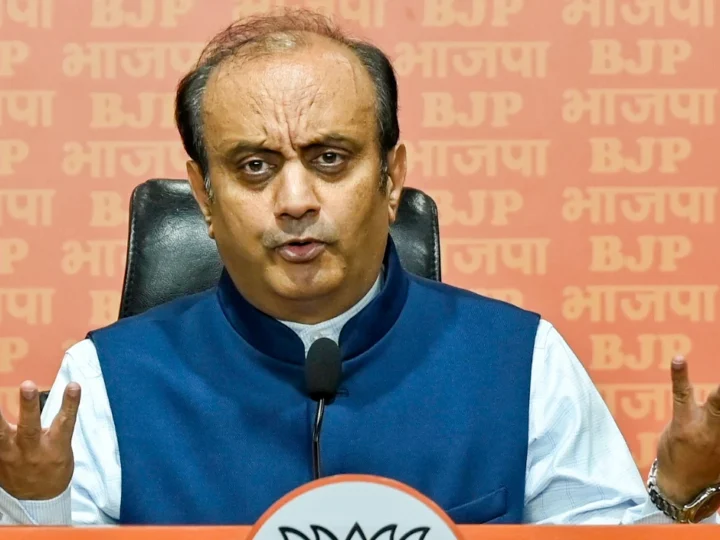 ‘खानदानी बीमारी का इलाज…’, AI समिट में कांग्रेस के शर्टलैस प्रदर्शन पर भड़की BJP, नेहरू का भी किया जिक्र