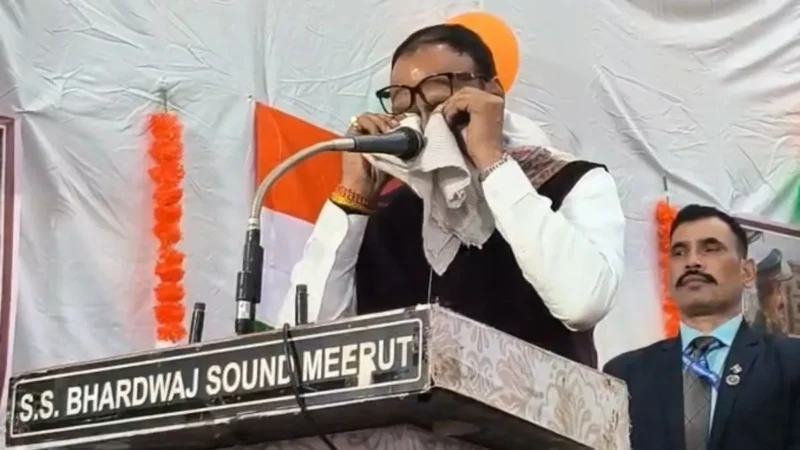 मेरठ में मंच पर भावुक हुए डिप्टी सीएम बृजेश पाठक, आंसू पोछते हुए बोले- ‘हमने गरीबी देखी है’