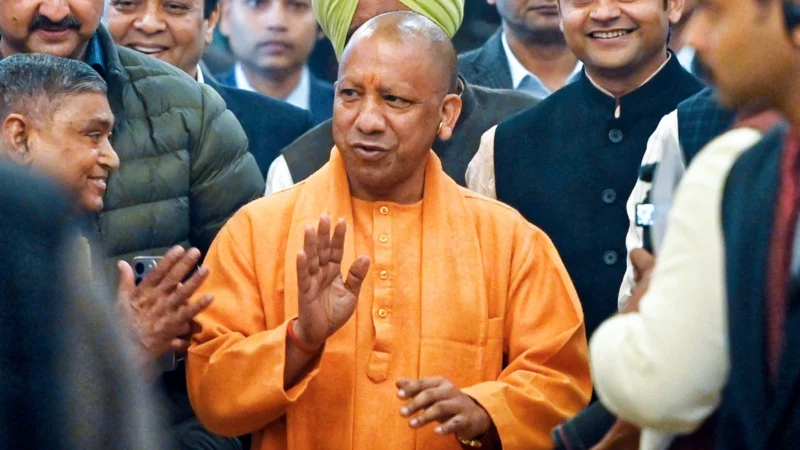 मणिकर्णिका घाट पर सियासी बवाल के बीच वाराणसी पहुंचे CM योगी, बोले- काशी को बदनाम करने की साजिश