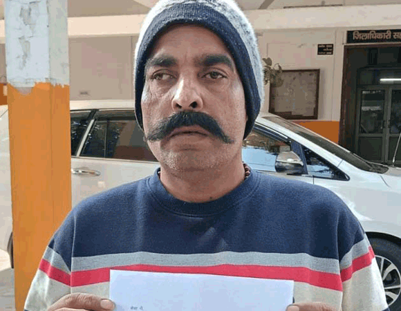 गन्ना तौल में अनियमितता का आरोप, जिलाधिकारी से की शिकायत